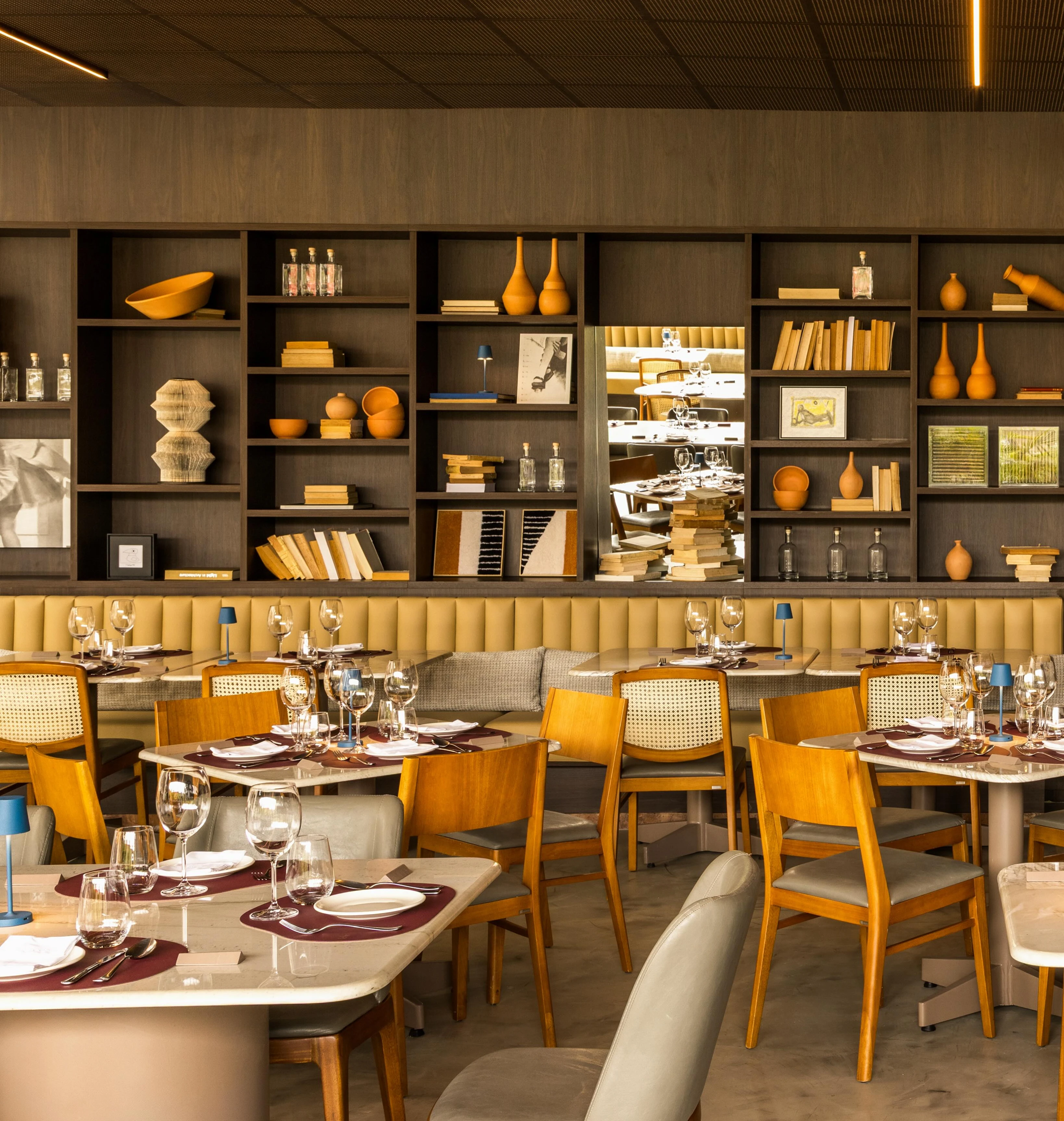 O restaurante serve cozinha contemporânea com influências italianas e toque brasileiro, com pratos assinados pelo chef Lênin Palhano