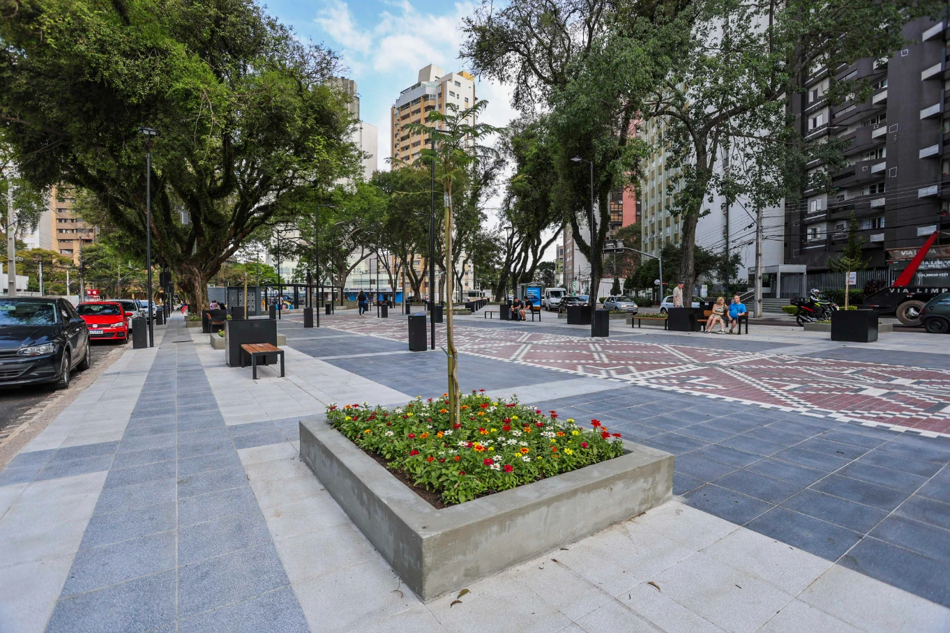 A Praça da Ucrânia, na divisa entre Mercês e Bigorrilho, é o principal ponto de encontro da região.