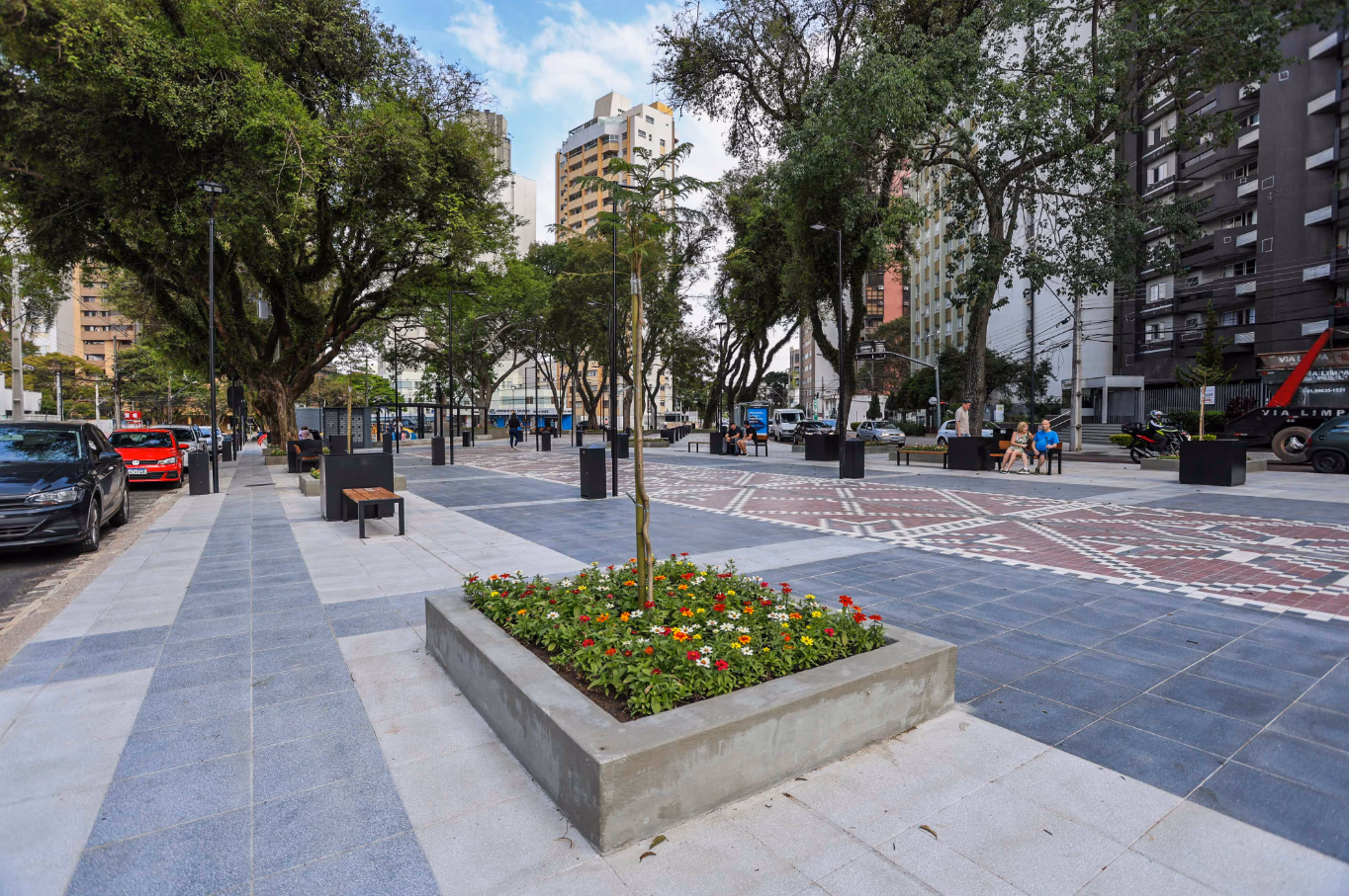 Feiras na Praça da Ucrânia, após a revitalização. Foto: Daniel Castellano / SMCS — Prefeitura de Curitiba.